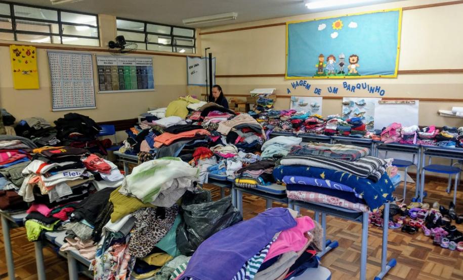 Integrantes do projeto Força Verde Mirim arrecadam cestas e roupas para famílias de Itaiacoca, nos Campos Gerais