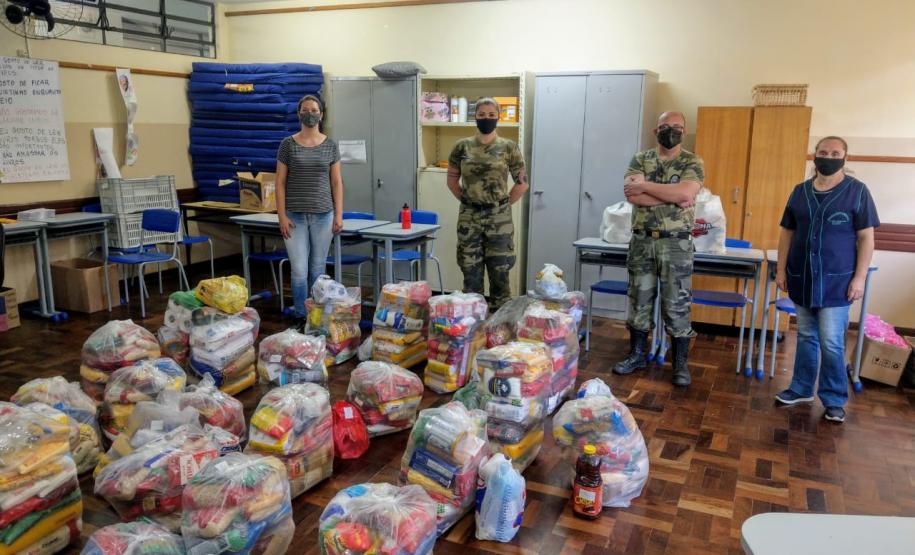 Integrantes do projeto Força Verde Mirim arrecadam cestas e roupas para famílias de Itaiacoca, nos Campos Gerais