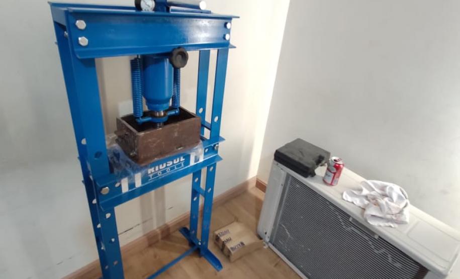 PM descobre laboratório de drogas e prende dois envolvidos no Botiatuvinha, em Curitiba