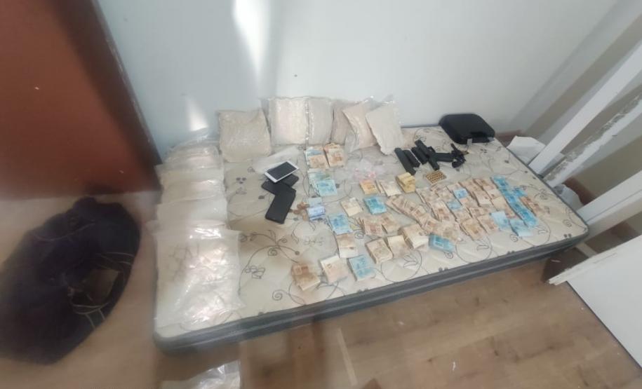 PM descobre laboratório de drogas e prende dois envolvidos no Botiatuvinha, em Curitiba