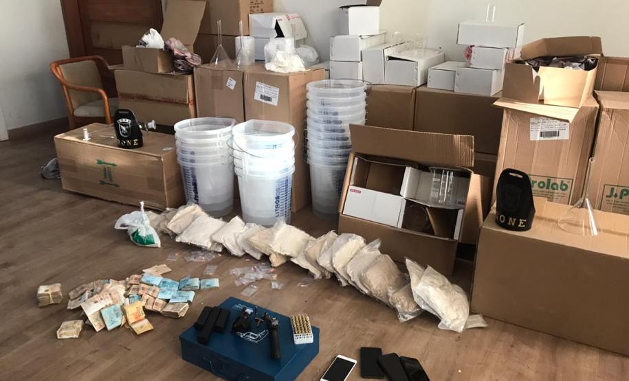 PM descobre laboratório de drogas e prende dois envolvidos no Botiatuvinha, em Curitiba