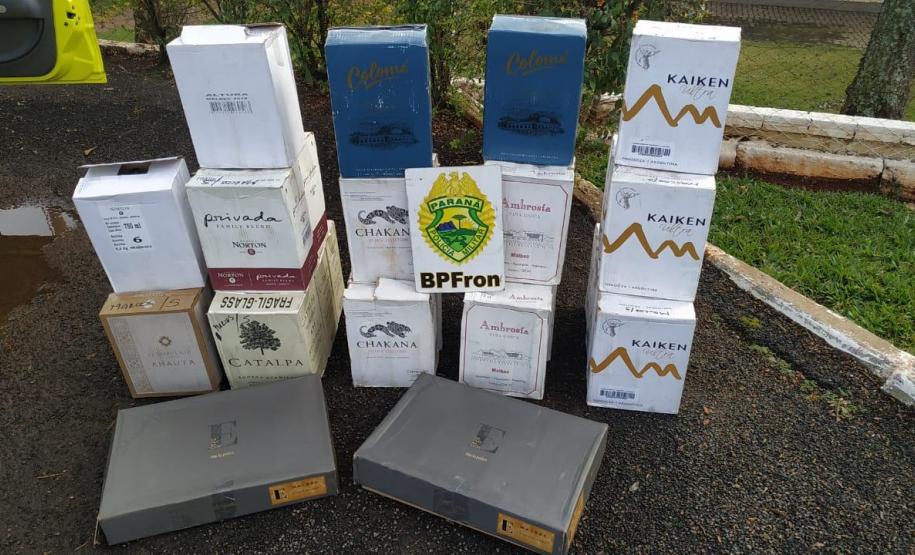 Na região de fronteira, BPFron localiza 162 garrafas de vinhos e 350 pacotes de cigarros contrabandeados durante a Operação Hórus