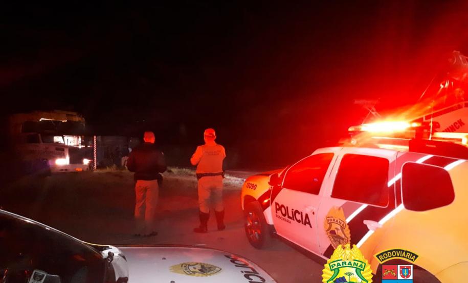 Carreta com 800 caixas de cigarros tomba na PR 082 e motorista abandona carga em Cidade Gaúcha (PR)