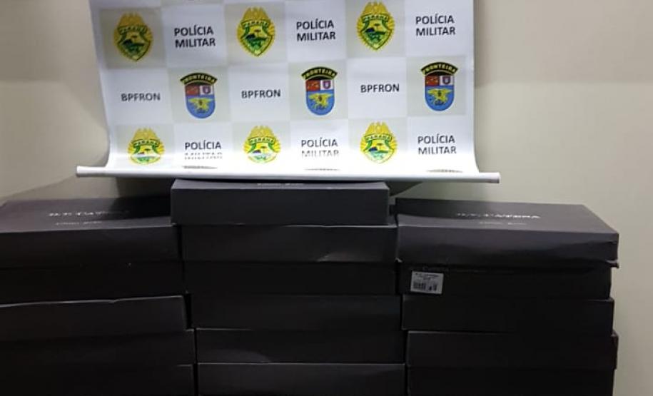 Na região da fronteira, PM apreende dois veículos carregados com cigarros e vinhos contrabandeados