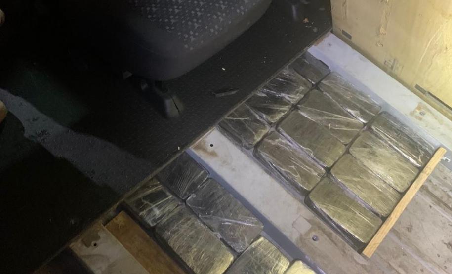 Policiais militares de Operações com Cães prestam apoio à PRF na apreensão de 62,2 quilos de pasta base de cocaína em Mandaguari (PR)