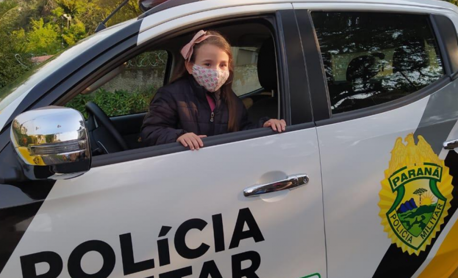 Adolescente recebe visita de policiais militares rodoviários no dia do aniversário em Curitiba