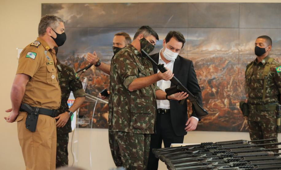 Estado recebe 100 fuzis do Exército para reforçar segurança pública