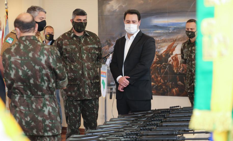 Estado recebe 100 fuzis do Exército para reforçar segurança pública