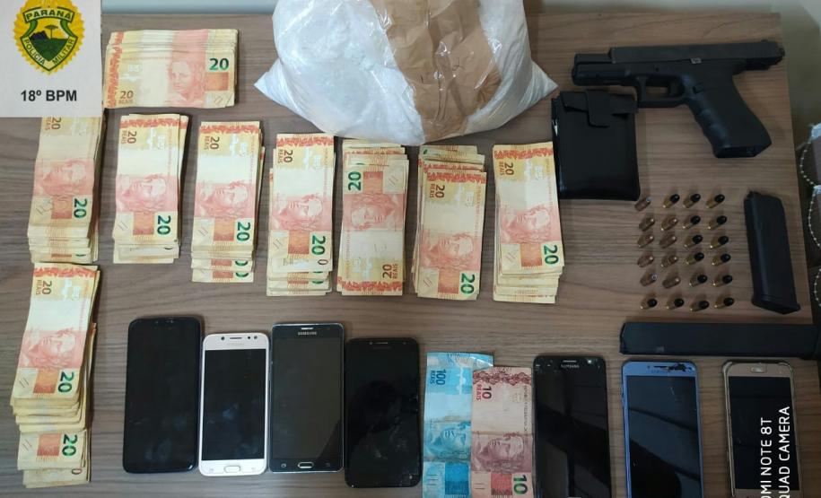 No Norte do PR, PM apreende armas, drogas e R$ 9 mil em dinheiro