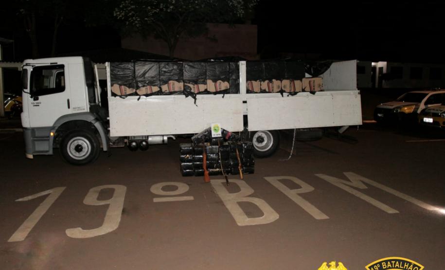 PM verifica denúncia em sítio e descobre 490 quilos de maconha, armas e cigarros contrabandeados em Toledo (PR)
