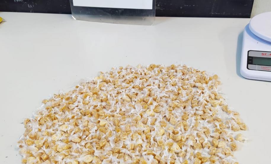 Mais de R$ 10 mil e porções de maconha e crack são apreendidos pela PM na CIC, em Curitiba