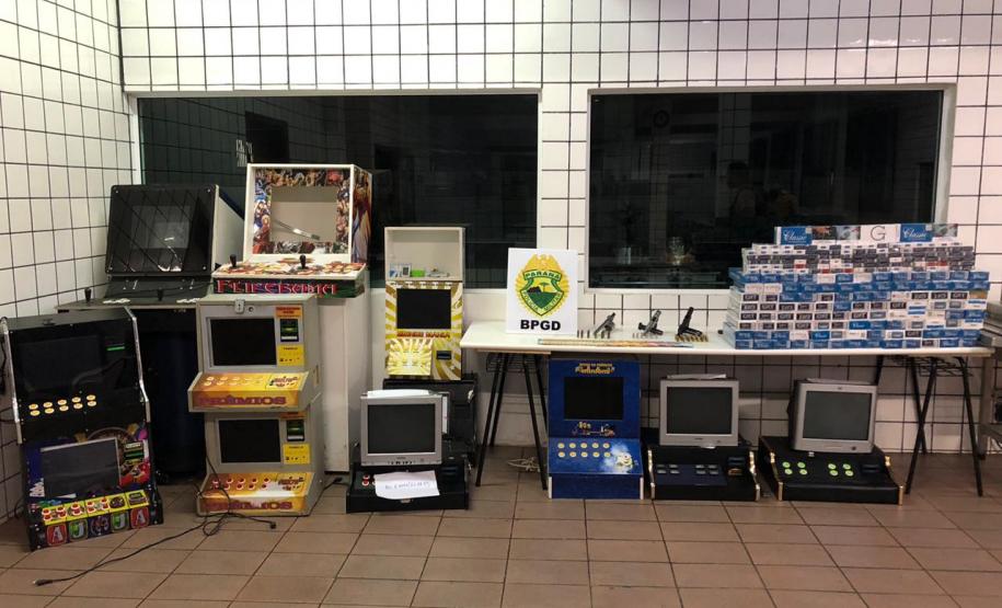 Em Piraquara, PM faz operação contra o tráfico de drogas e jogos de azar e apreende três armas