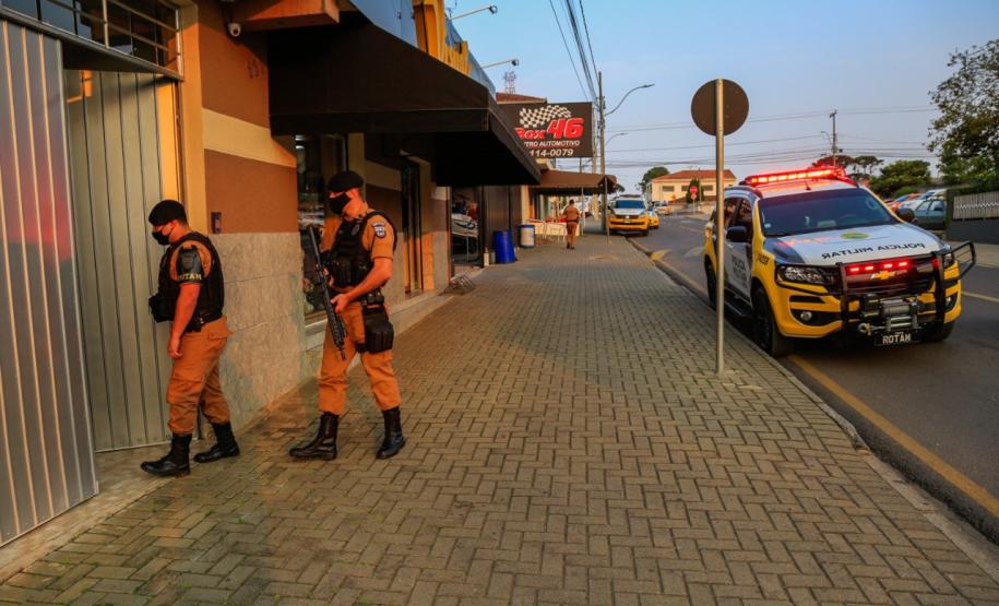 Em Piraquara, PM faz operação contra o tráfico de drogas e jogos de azar e apreende três armas