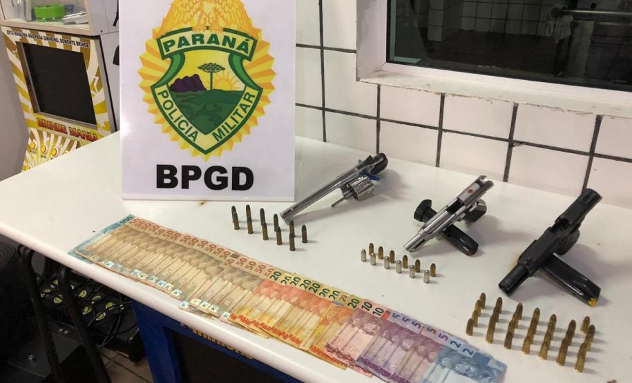 Em Piraquara, PM faz operação contra o tráfico de drogas e jogos de azar e apreende três armas