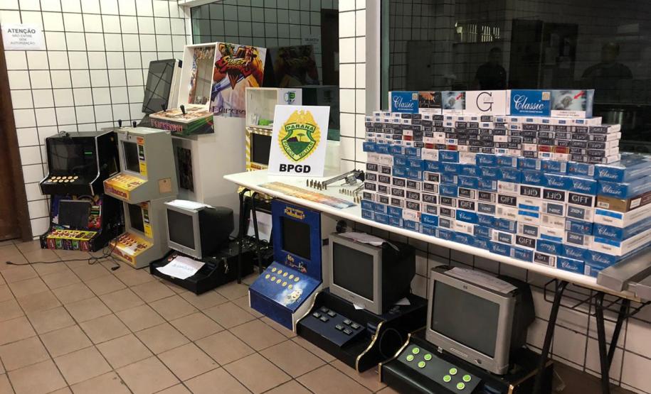 Em Piraquara, PM faz operação contra o tráfico de drogas e jogos de azar e apreende três armas