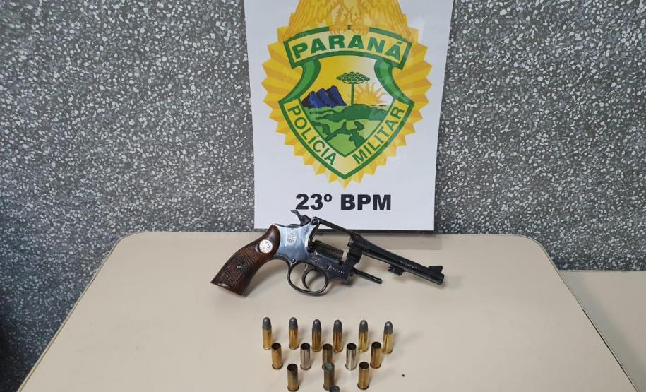 Na CIC, PM prende homem e apreende adolescente em situações diferentes; arma de fogo e drogas são apreendidas