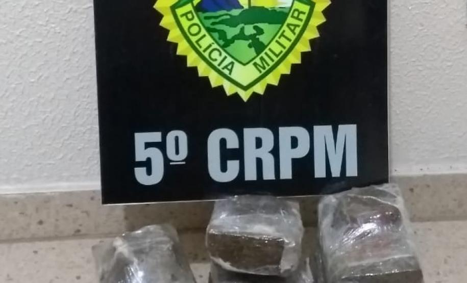 Policiais militares atuantes na Operação Metrópolis, desencadeada pelo 5º Comando Regional da PM (5º CRPM), prenderam sete pessoas e encaminharam um adolescente, além de aprenderem R$ 100 mil em eletrônicos e mais de 21,5 quilos de drogas. As ações policiais aconteceram entre quinta-feira (20/08) e sábado (22/08) na região Oeste e Sudoeste do estado. Na madrugada deste sábado (22/08), equipes policiais de Marmeleiro e Renascença abordaram um veículo VW/Gol, de cor prata, e encontraram em seu interior, a