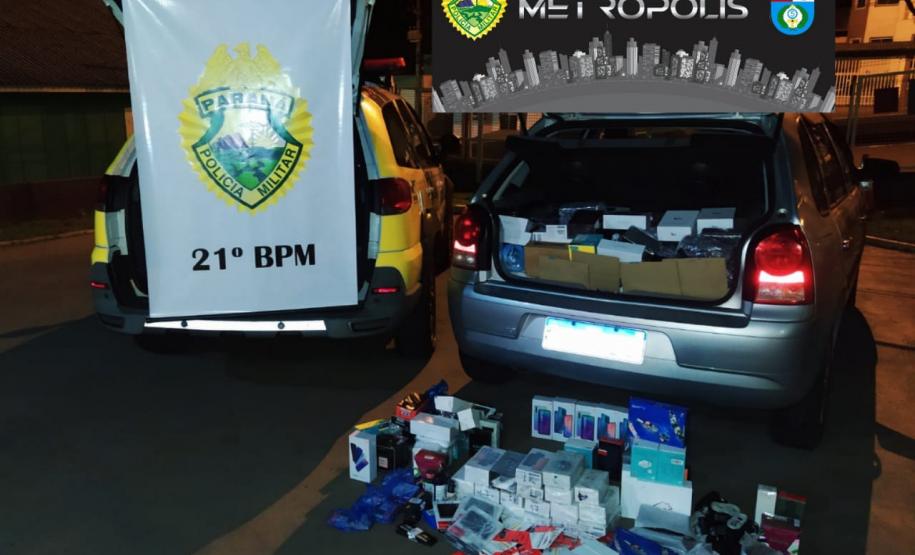 Policiais militares atuantes na Operação Metrópolis, desencadeada pelo 5º Comando Regional da PM (5º CRPM), prenderam sete pessoas e encaminharam um adolescente, além de aprenderem R$ 100 mil em eletrônicos e mais de 21,5 quilos de drogas. As ações policiais aconteceram entre quinta-feira (20/08) e sábado (22/08) na região Oeste e Sudoeste do estado. Na madrugada deste sábado (22/08), equipes policiais de Marmeleiro e Renascença abordaram um veículo VW/Gol, de cor prata, e encontraram em seu interior, a