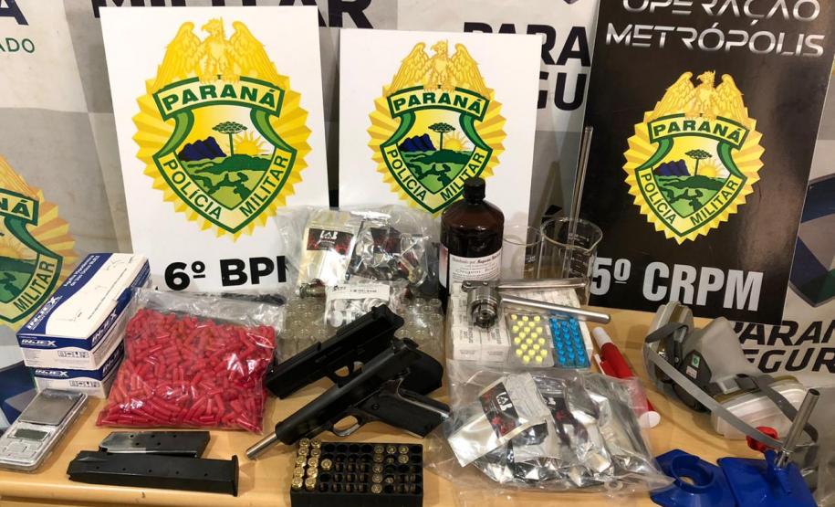 Policiais militares atuantes na Operação Metrópolis, desencadeada pelo 5º Comando Regional da PM (5º CRPM), prenderam sete pessoas e encaminharam um adolescente, além de aprenderem R$ 100 mil em eletrônicos e mais de 21,5 quilos de drogas. As ações policiais aconteceram entre quinta-feira (20/08) e sábado (22/08) na região Oeste e Sudoeste do estado. Na madrugada deste sábado (22/08), equipes policiais de Marmeleiro e Renascença abordaram um veículo VW/Gol, de cor prata, e encontraram em seu interior, a