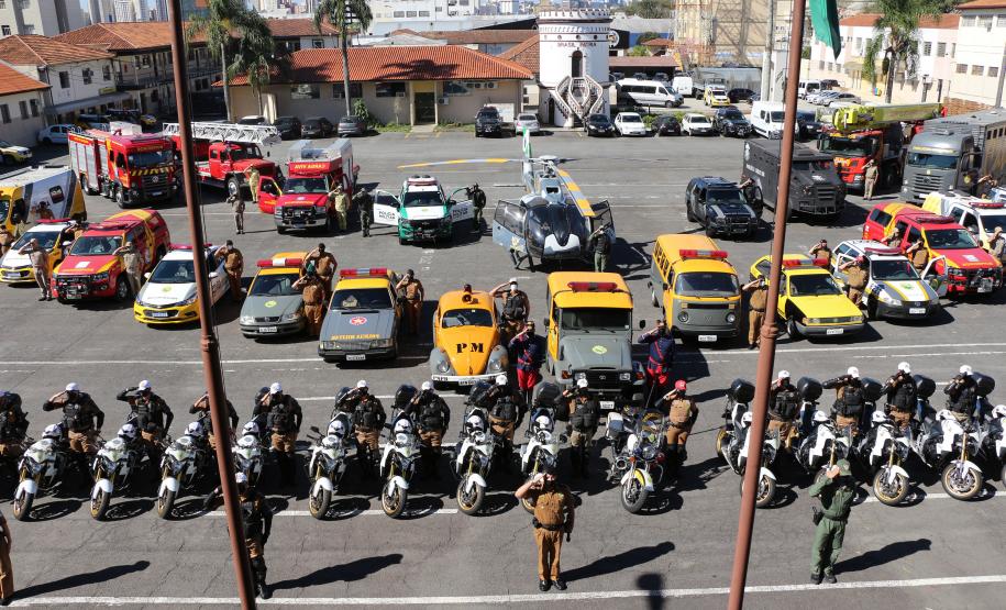 Inédito desfile motorizado da PM passa por cartões-postais da capital em alusão aos 166 anos da Corporação