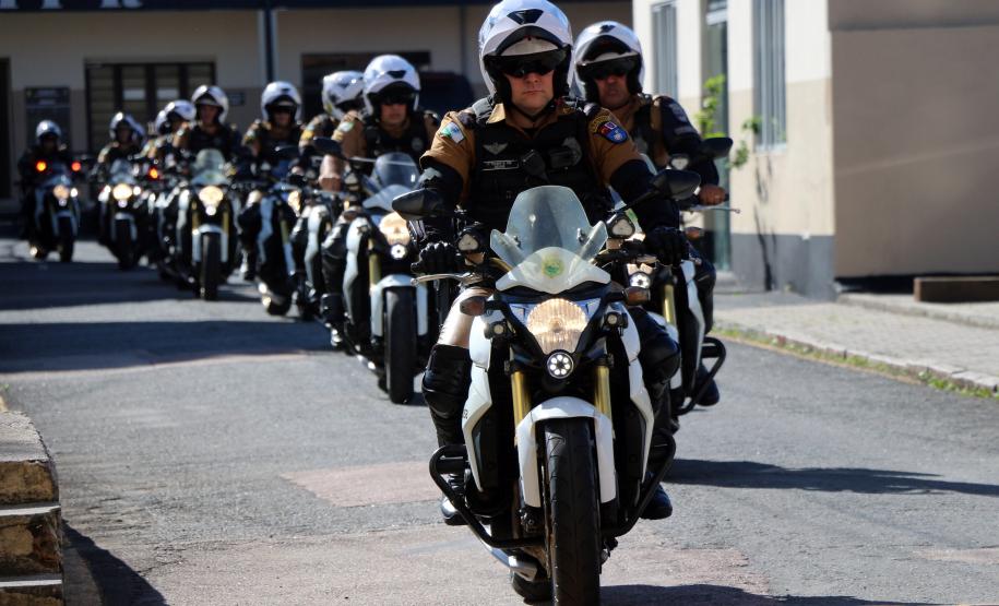 Inédito desfile motorizado da PM passa por cartões-postais da capital em alusão aos 166 anos da Corporação