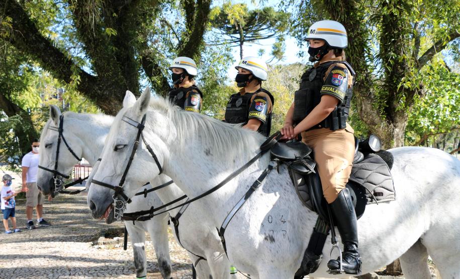 Inédito desfile motorizado da PM passa por cartões-postais da capital em alusão aos 166 anos da Corporação