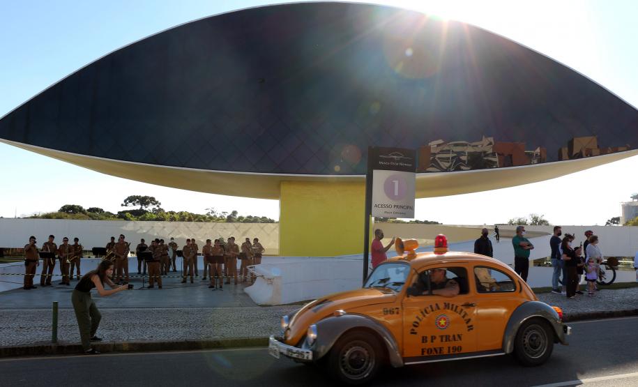 Inédito desfile motorizado da PM passa por cartões-postais da capital em alusão aos 166 anos da Corporação