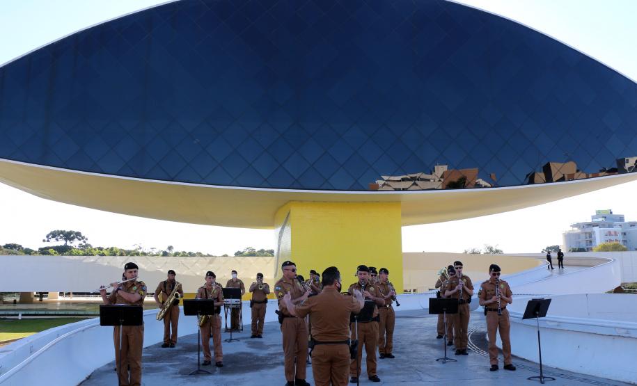 Inédito desfile motorizado da PM passa por cartões-postais da capital em alusão aos 166 anos da Corporação