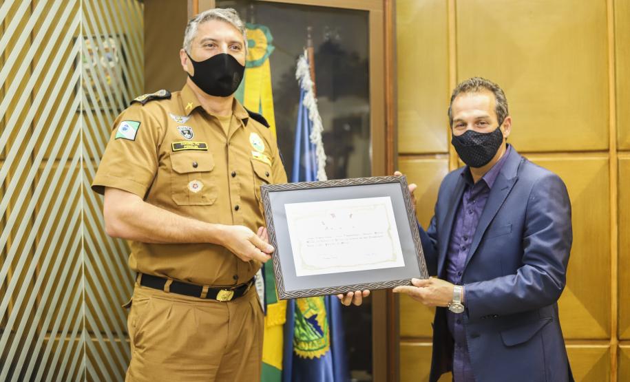 Comandante-Geral da PM recebe certificado da Câmara Municipal de Curitiba pelos 166 anos da Polícia Militar