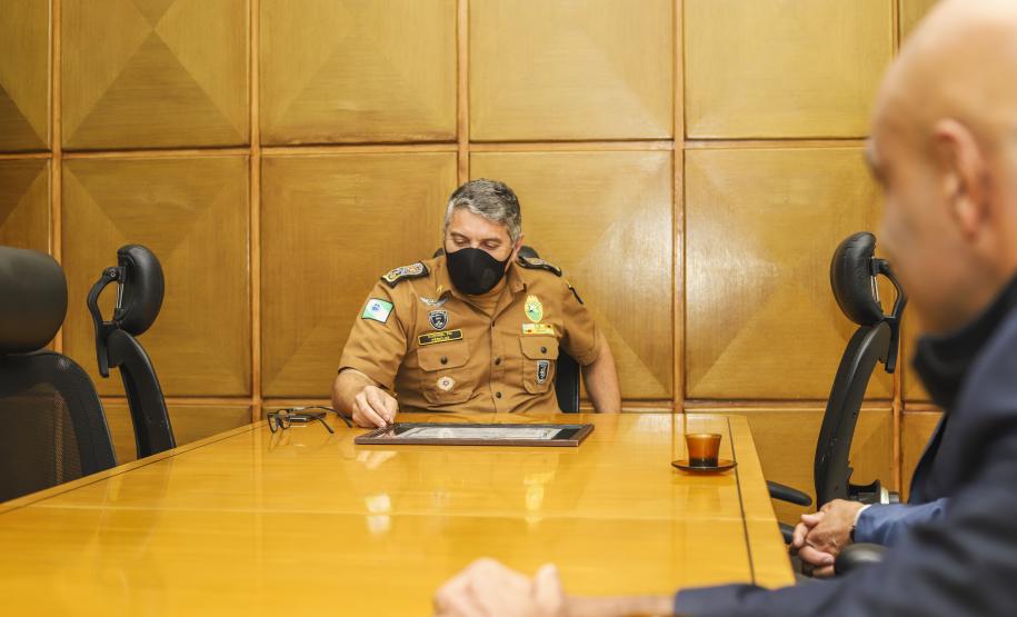 Comandante-Geral da PM recebe certificado da Câmara Municipal de Curitiba pelos 166 anos da Polícia Militar