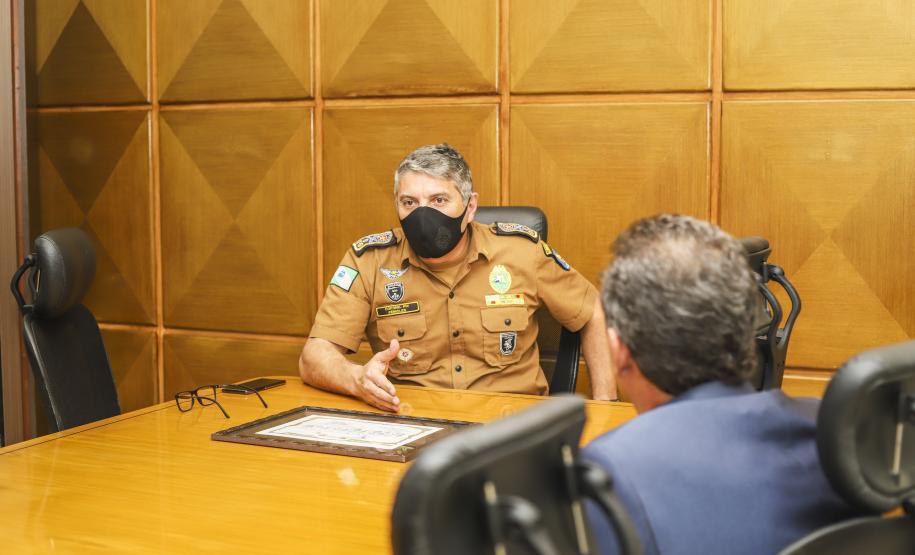 Comandante-Geral da PM recebe certificado da Câmara Municipal de Curitiba pelos 166 anos da Polícia Militar