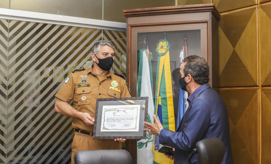 Comandante-Geral da PM recebe certificado da Câmara Municipal de Curitiba pelos 166 anos da Polícia Militar