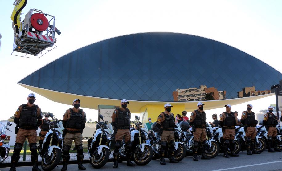 Inédito desfile motorizado da PM passa por cartões-postais da capital em alusão aos 166 anos da Corporação