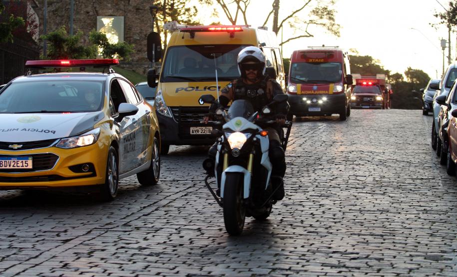 Inédito desfile motorizado da PM passa por cartões-postais da capital em alusão aos 166 anos da Corporação