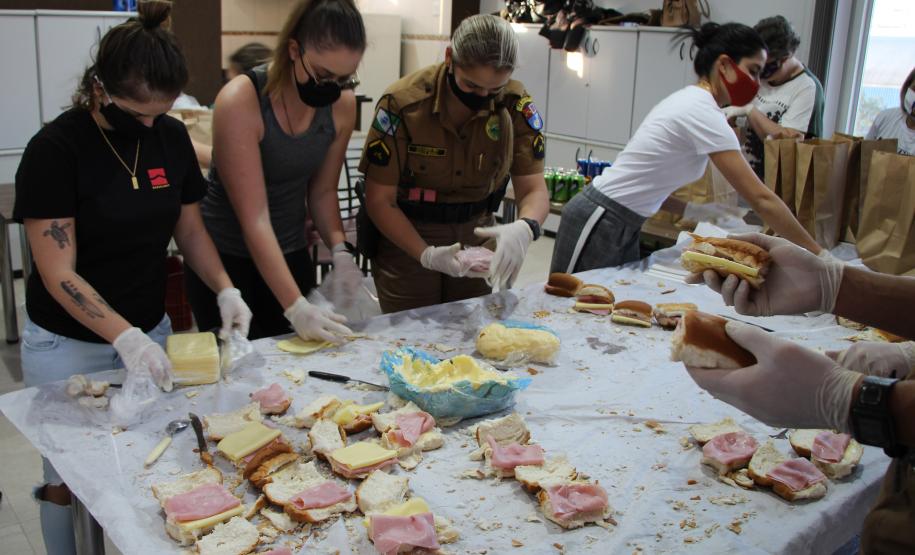Em meio à pandemia, policiais militares criam projeto social e entregam alimentos para pessoas em situação de rua na Capital
