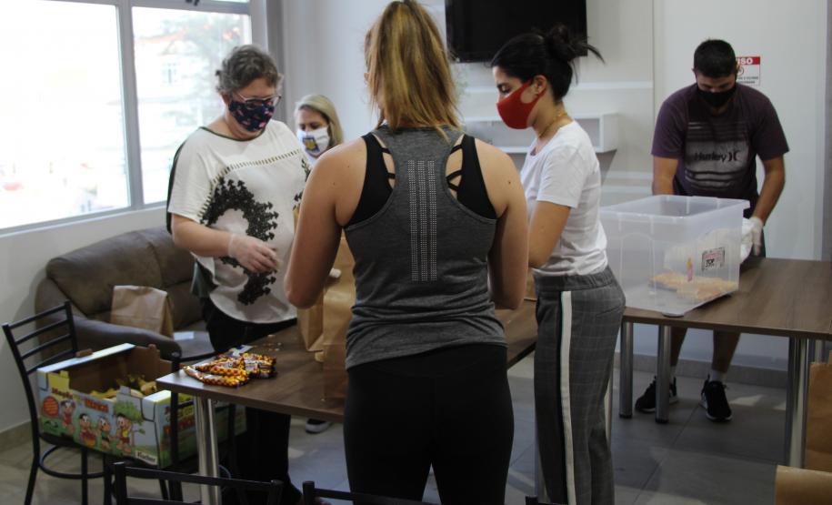 Em meio à pandemia, policiais militares criam projeto social e entregam alimentos para pessoas em situação de rua na Capital