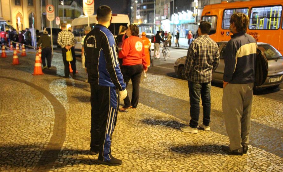Em meio à pandemia, policiais militares criam projeto social e entregam alimentos para pessoas em situação de rua na Capital