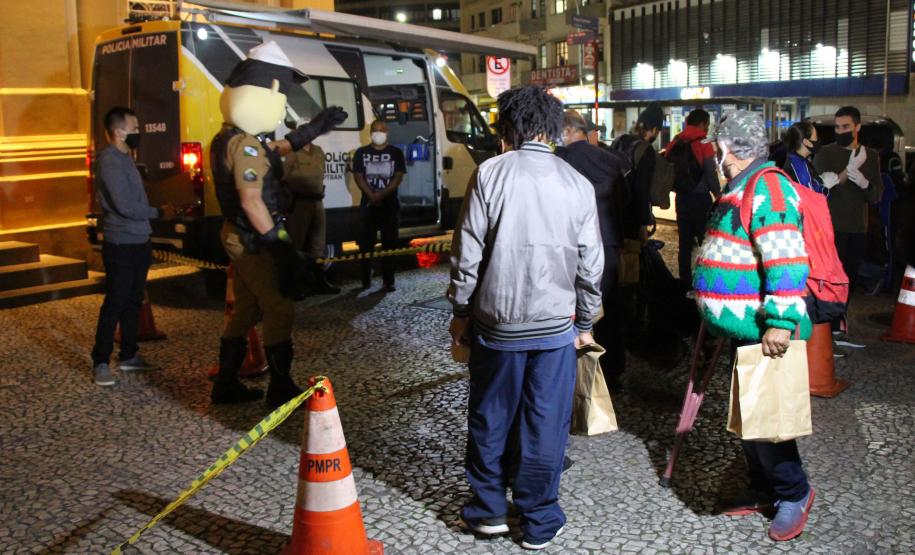 Em meio à pandemia, policiais militares criam projeto social e entregam alimentos para pessoas em situação de rua na Capital