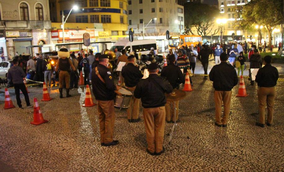 Em meio à pandemia, policiais militares criam projeto social e entregam alimentos para pessoas em situação de rua na Capital