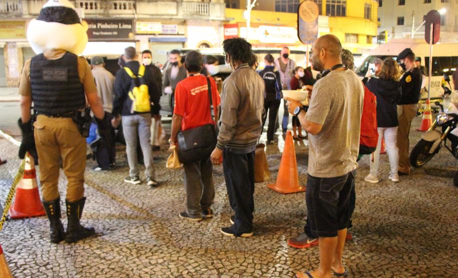 Em meio à pandemia, policiais militares criam projeto social e entregam alimentos para pessoas em situação de rua na Capital