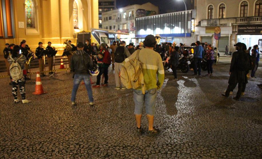Em meio à pandemia, policiais militares criam projeto social e entregam alimentos para pessoas em situação de rua na Capital