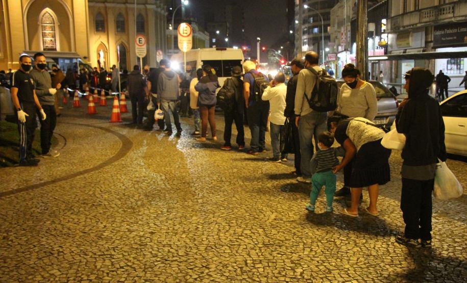 Em meio à pandemia, policiais militares criam projeto social e entregam alimentos para pessoas em situação de rua na Capital
