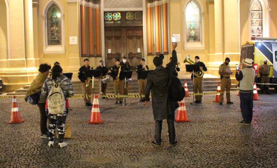 Em meio à pandemia, policiais militares criam projeto social e entregam alimentos para pessoas em situação de rua na Capital