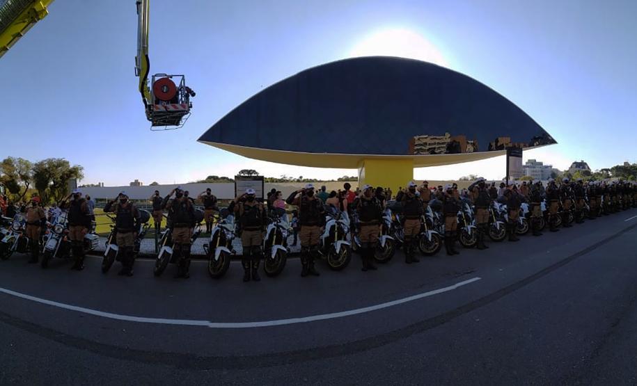 Inédito desfile motorizado da PM passa por cartões-postais da capital em alusão aos 166 anos da Corporação