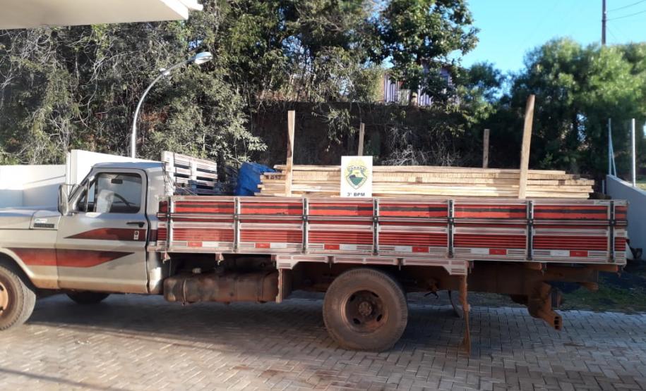 No Sudoeste do estado, PM apreende madeira sem licença ambiental após denúncia anônima