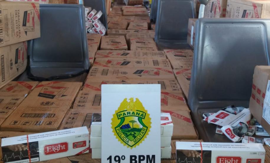 Ônibus carregado com mais de oito mil maços de cigarros é apreendido pela PM no Oeste do estado