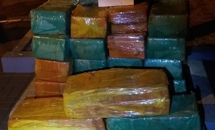 BPFron apreende quase 400 quilos de maconha, cigarros e vinhos contrabandeados no Oeste do estado