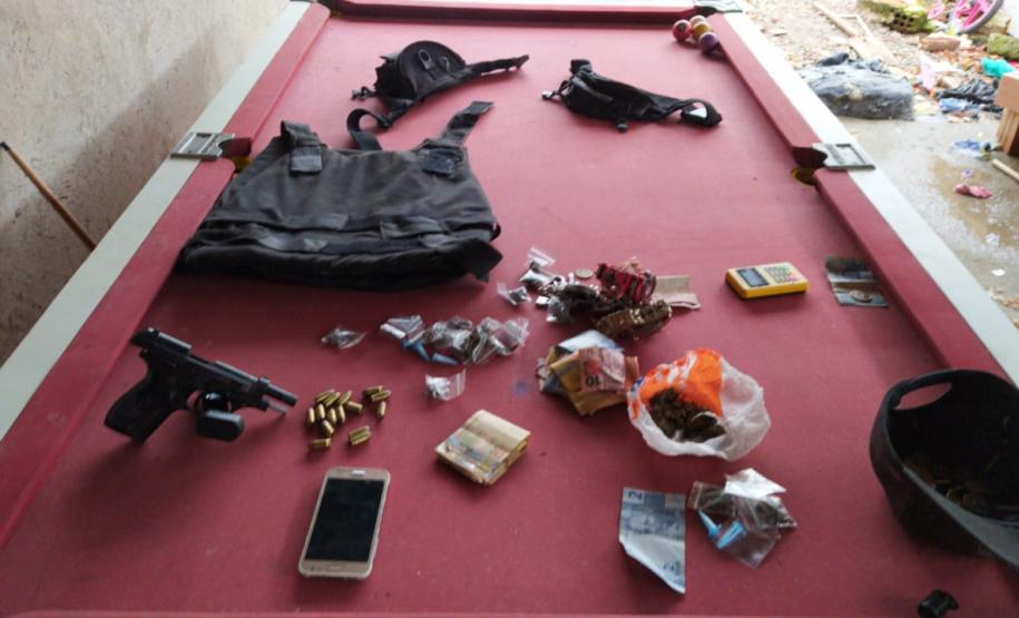 BPGd vai verificar denúncia e três homens acabam presos e drogas e arma apreendidos em Piraquara (PR)