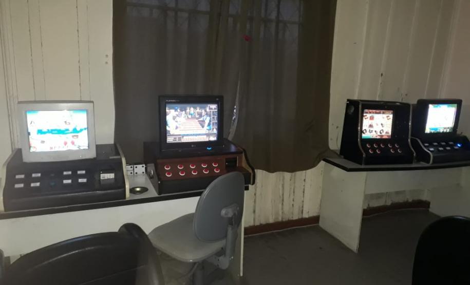 Denúncia leva BPTran a flagrar jogos de azar no Novo Mundo e na Vila Guaíra, em Curitiba; 10 máquinas foram apreendidas