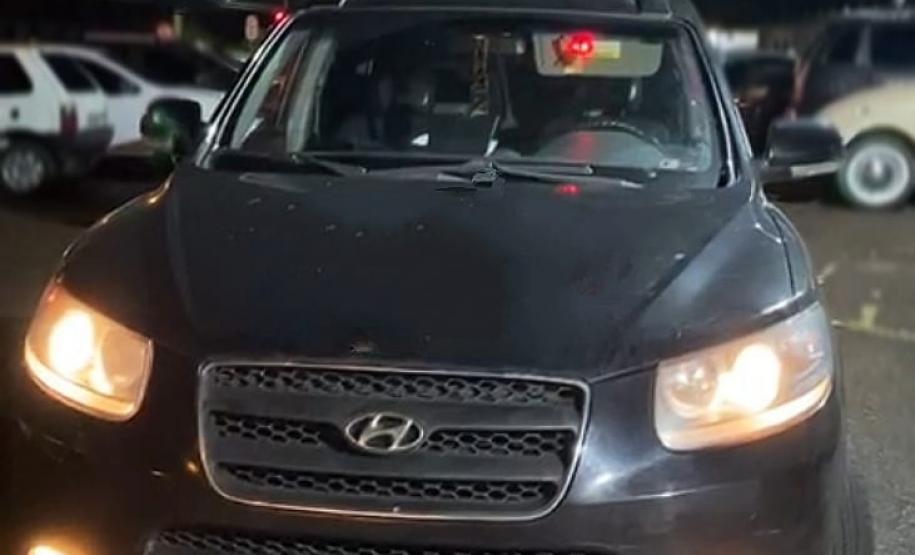 Caminhonete equipada com giroflex é apreendida pelo BPTran no Centro de Curitiba; motorista estava bêbado